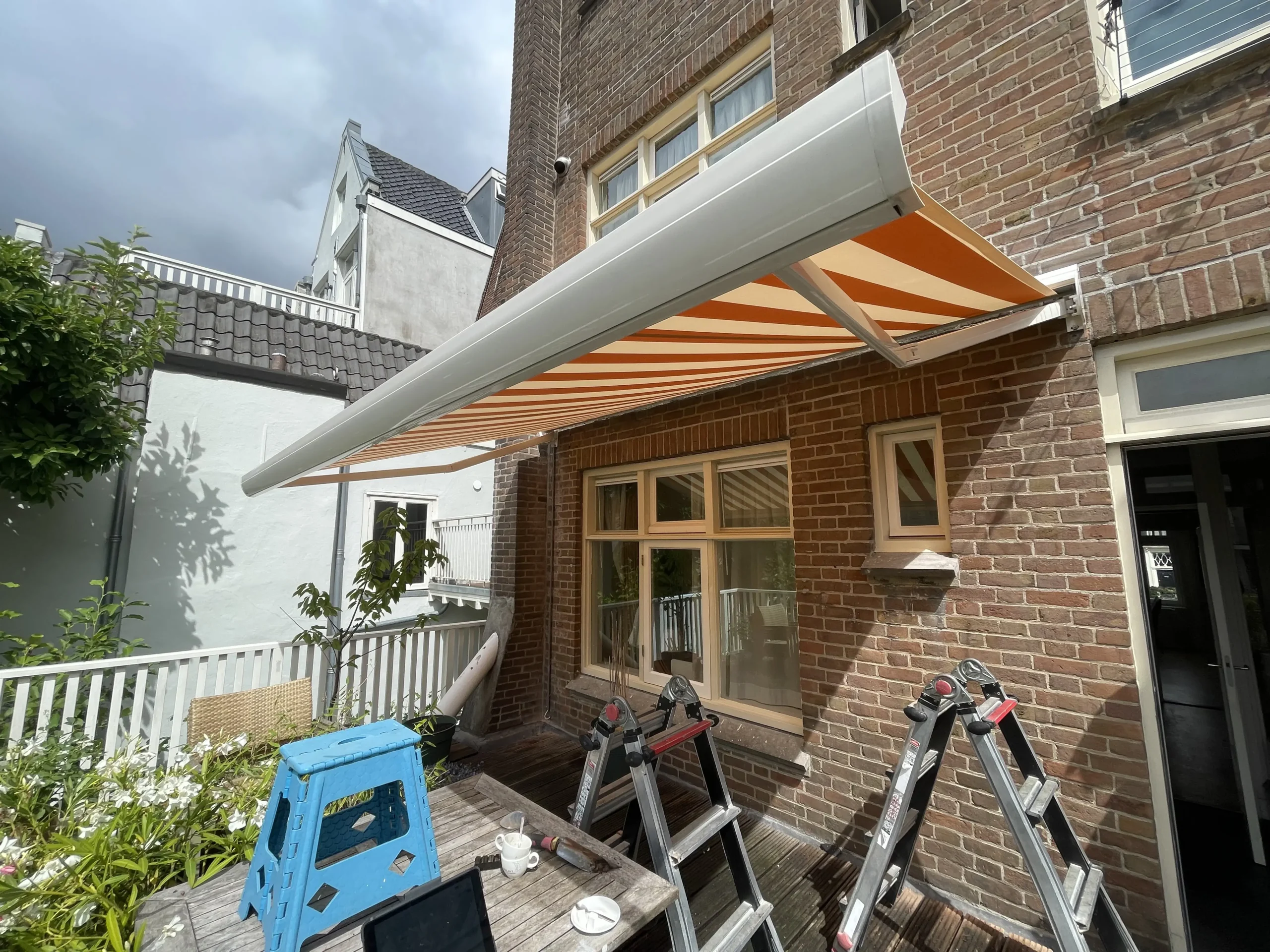 knikarmscherm-gestreeptdoek-amsterdam